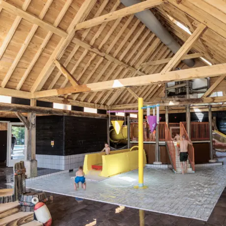 Overdekte waterspeeltuin met glijbaan vakantiepark Kaps